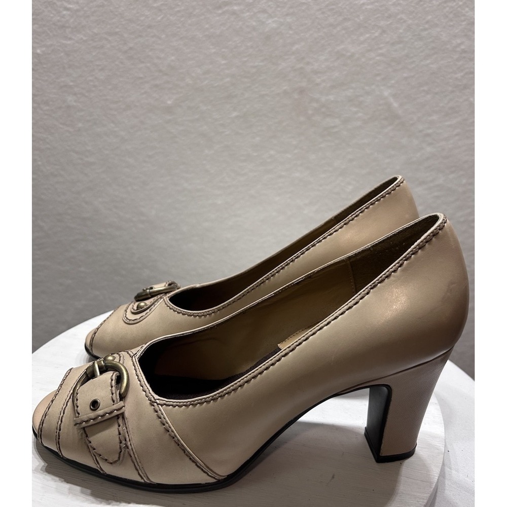 A2 Aerosoles Tan Leather Peep Toe Pumps Size 9.5 Buckle Accent Heels EUC